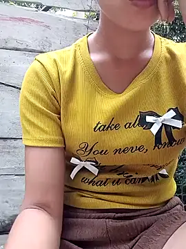 Snapshot of Rosie_LoveUU chatting on June 10, 10:47 am Rosie LoveUU online show from June 10, 10:47 am