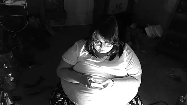 Snapshot of princessghostiii chatting on May 2, 12:04 am princessghostiii online show from May 2, 12:04 am
