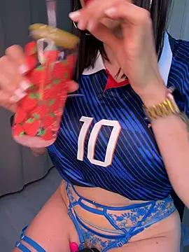 Snapshot of Giulia_hood chatting on July 9, 12:42 pm Giulia hood online show from July 9, 12:42 pm