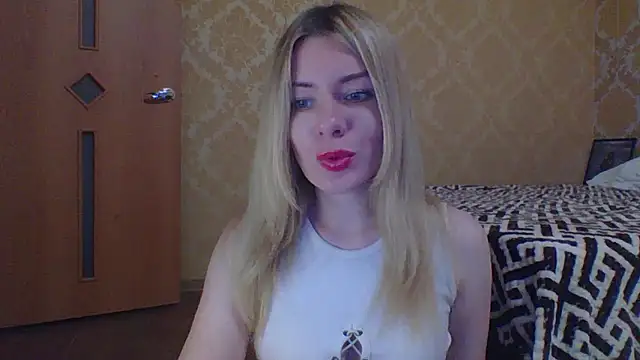 Snapshot of Softy_Aura_ chatting on May 19, 6:47 pm Softy Aura online show from May 19, 6:47 pm