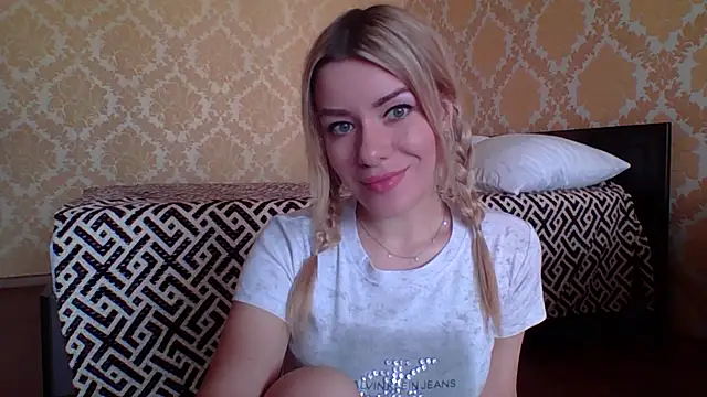 Snapshot of Softy_Aura_ chatting on May 28, 1:19 pm Softy Aura online show from May 28, 1:19 pm