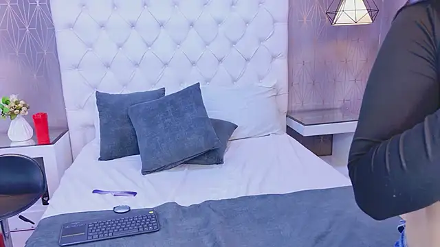 Snapshot of CarolineOlsen chatting on June 7, 12:04 am CarolineOlsen online show from June 7, 12:04 am