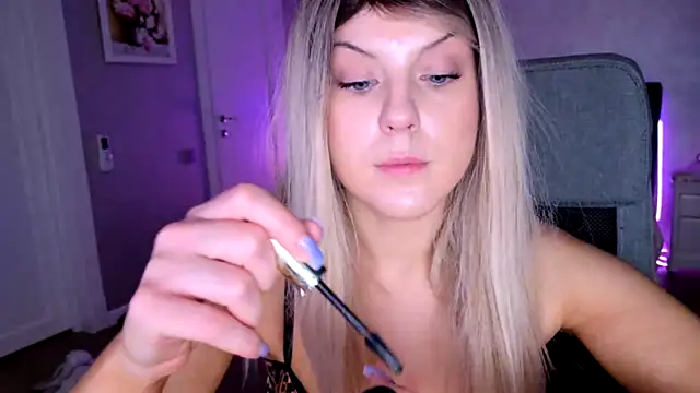 Snapshot of ChristieBlace chatting on June 5, 8:47 pm ChristieBlace online show from June 5, 8:47 pm