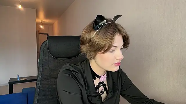 Snapshot of LinaFlamie chatting on June 5, 10:10 am LinaFlamie online show from June 5, 10:10 am