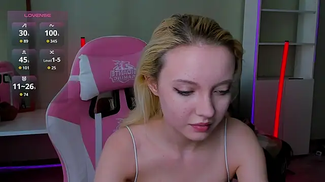 Snapshot of _CloudNine_ chatting on June 19, 3:33 am CloudNine online show from June 19, 3:33 am