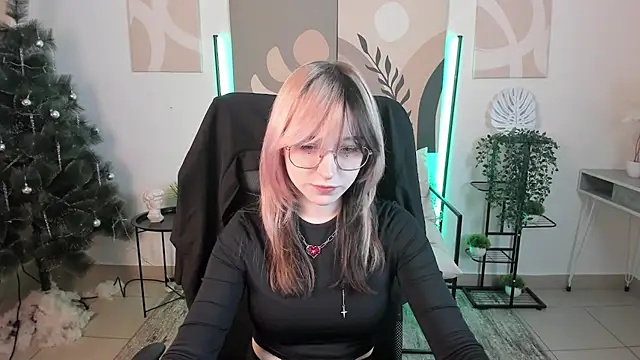 Snapshot of NyxCalderra chatting on May 3, 7:47 am NyxCalderra online show from May 3, 7:47 am
