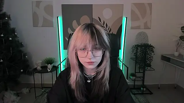 Snapshot of NyxCalderra chatting on May 7, 4:40 am NyxCalderra online show from May 7, 4:40 am