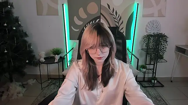 Snapshot of NyxCalderra chatting on May 9, 4:39 am NyxCalderra online show from May 9, 4:39 am
