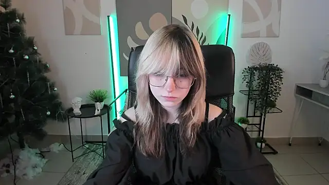 Snapshot of NyxCalderra chatting on May 18, 4:51 am NyxCalderra online show from May 18, 4:51 am