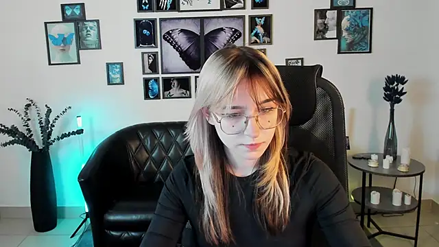 Snapshot of NyxCalderra chatting on May 21, 10:00 am NyxCalderra online show from May 21, 10:00 am