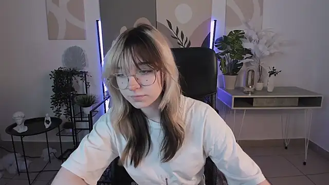 Snapshot of NyxCalderra chatting on June 3, 4:48 am NyxCalderra online show from June 3, 4:48 am