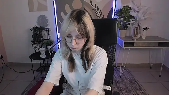 Snapshot of NyxCalderra chatting on June 5, 4:41 am NyxCalderra online show from June 5, 4:41 am