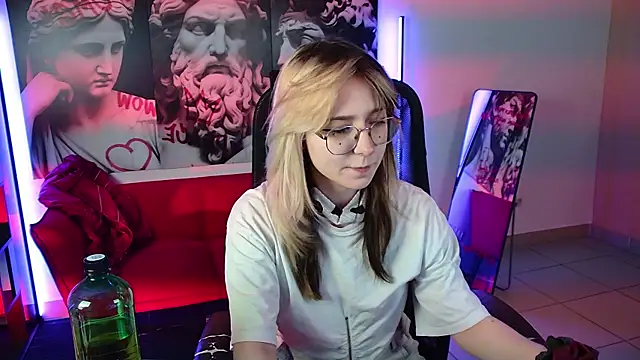 Snapshot of NyxCalderra chatting on June 7, 1:32 am NyxCalderra online show from June 7, 1:32 am
