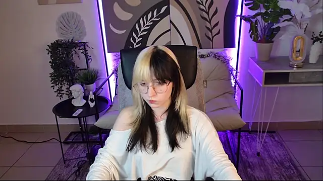 Snapshot of NyxCalderra chatting on July 22, 7:27 pm NyxCalderra online show from July 22, 7:27 pm