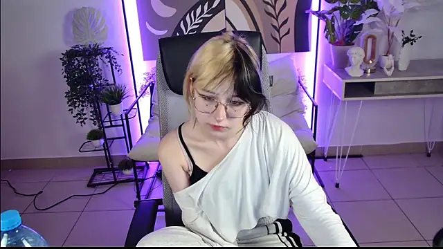 Snapshot of NyxCalderra chatting on July 31, 4:12 am NyxCalderra online show from July 31, 4:12 am