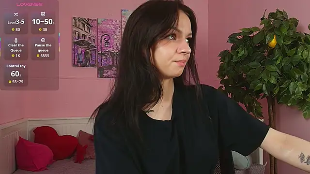 Snapshot of Luna_Come chatting on June 3, 2:33 pm Luna Come online show from June 3, 2:33 pm