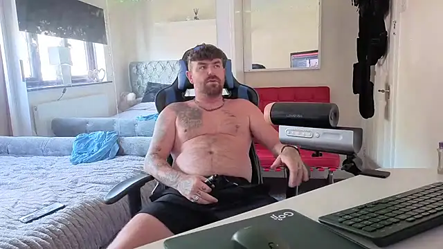Snapshot of Naughtybihubbyxx chatting on July 3, 8:43 am Naughtybihubbyxx online show from July 3, 8:43 am