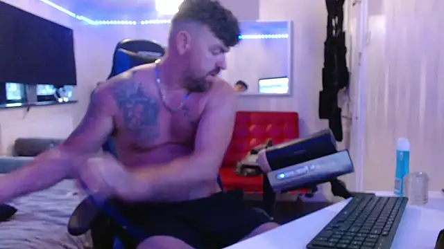 Snapshot of Naughtybihubbyxx chatting on July 7, 8:35 pm Naughtybihubbyxx online show from July 7, 8:35 pm