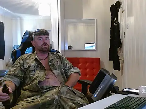 Snapshot of Naughtybihubbyxx chatting on July 10, 10:29 am Naughtybihubbyxx online show from July 10, 10:29 am