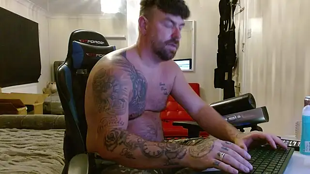 Snapshot of Naughtybihubbyxx chatting on July 13, 9:06 pm Naughtybihubbyxx online show from July 13, 9:06 pm