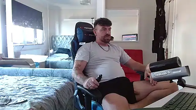 Snapshot of Naughtybihubbyxx chatting on July 14, 8:41 am Naughtybihubbyxx online show from July 14, 8:41 am