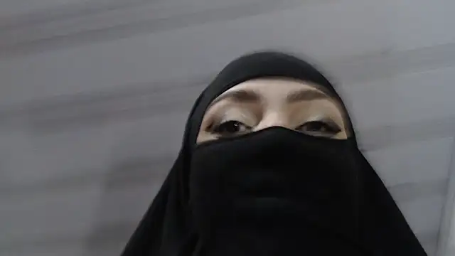 Snapshot of nadia__abaud chatting on June 6, 5:56 am nadia abaud online show from June 6, 5:56 am
