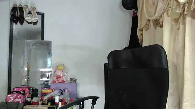 nadia  abaud online show from July 17, 1:12 am