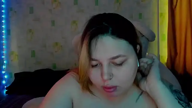 Snapshot of LillyHaigh chatting on May 13, 6:33 am LillyHaigh online show from May 13, 6:33 am
