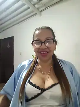Snapshot of Ladymilf12 chatting on May 5, 1:24 am Ladymilf12 online show from May 5, 1:24 am
