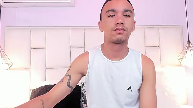 Snapshot of AndresSolorzano1 chatting on June 5, 11:38 am AndresSolorzano1 online show from June 5, 11:38 am