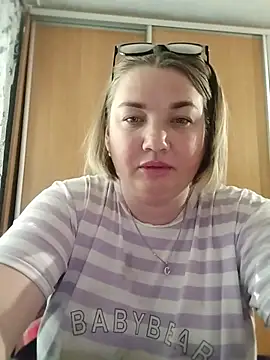 Snapshot of MiyaOlliver chatting on June 5, 3:51 pm MiyaOlliver online show from June 5, 3:51 pm