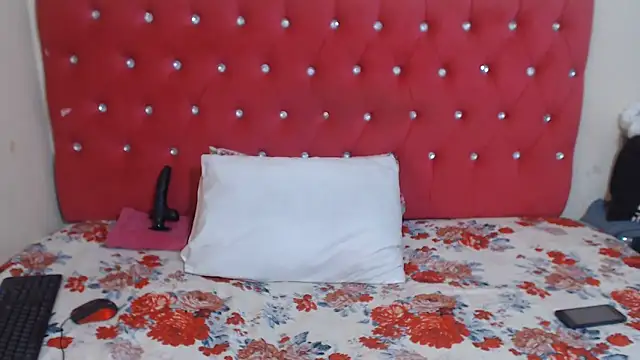 Snapshot of QueensBettyX96 chatting on June 16, 12:19 pm QueensBettyX96 online show from June 16, 12:19 pm