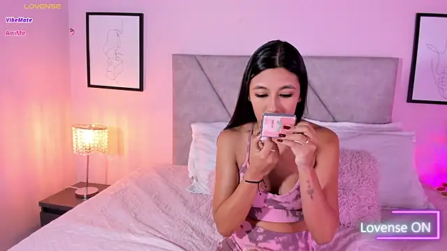 Snapshot of Emiilyh_ chatting on June 9, 8:20 pm Emiilyh online show from June 9, 8:20 pm