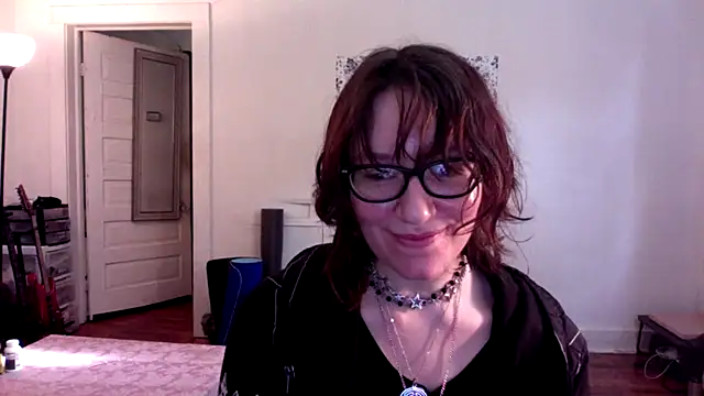 AnnywnBelle online show from April 28, 10:15 pm