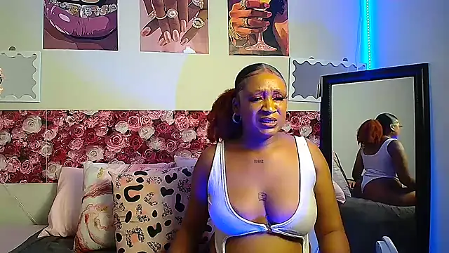 Snapshot of EnchantingLisa chatting on June 4, 4:57 pm EnchantingLisa online show from June 4, 4:57 pm