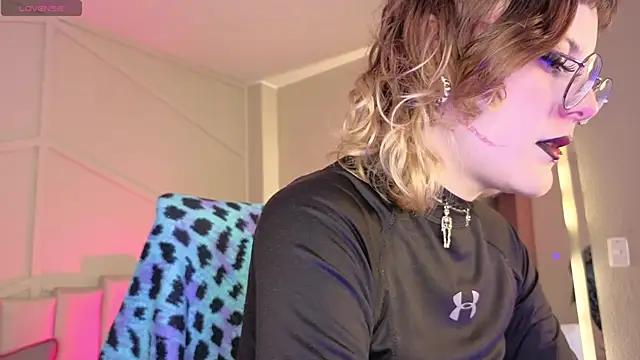 Snapshot of Rossiee_huntt chatting on May 5, 1:19 pm Rossiee huntt online show from May 5, 1:19 pm