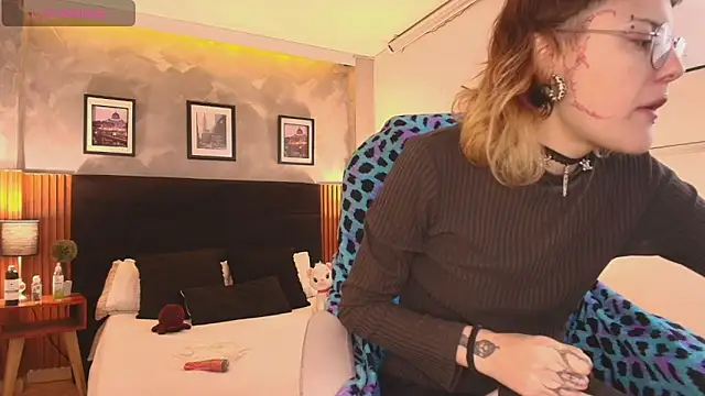 Snapshot of Rossiee_huntt chatting on May 19, 1:39 pm Rossiee huntt online show from May 19, 1:39 pm