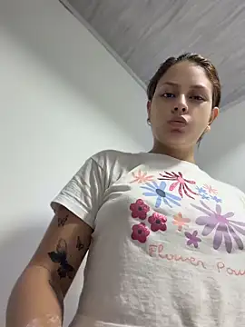 Snapshot of HayleyRoss_ chatting on June 20, 10:23 pm HayleyRoss online show from June 20, 10:23 pm