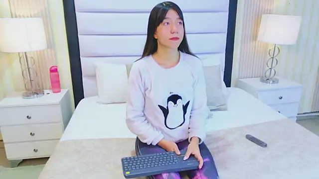 Snapshot of VioletSweetts chatting on May 27, 4:15 pm VioletSweetts online show from May 27, 4:15 pm