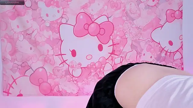 Snapshot of LouiseKane chatting on July 15, 4:23 pm LouiseKane online show from July 15, 4:23 pm