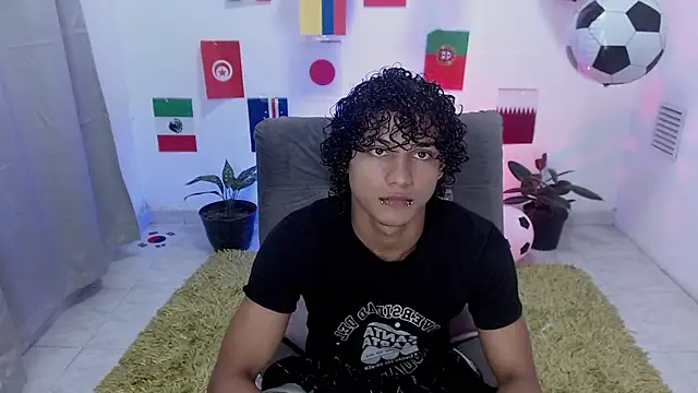 Snapshot of hades_derox_ chatting on June 16, 12:35 am hades derox online show from June 16, 12:35 am