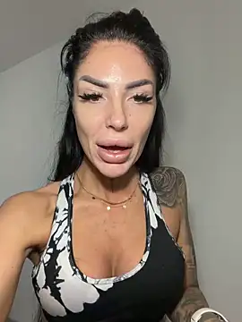 Snapshot of RaquelleXO chatting on May 20, 5:02 am RaquelleXO online show from May 20, 5:02 am