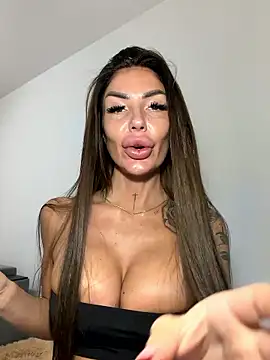 Snapshot of RaquelleXO chatting on June 16, 9:23 am RaquelleXO online show from June 16, 9:23 am