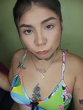 Snapshot of PequenaNena chatting on May 17, 2:42 am PequenaNena online show from May 17, 2:42 am