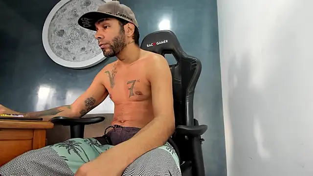 Snapshot of kevin_collins76 chatting on May 19, 10:49 pm kevin collins76 online show from May 19, 10:49 pm