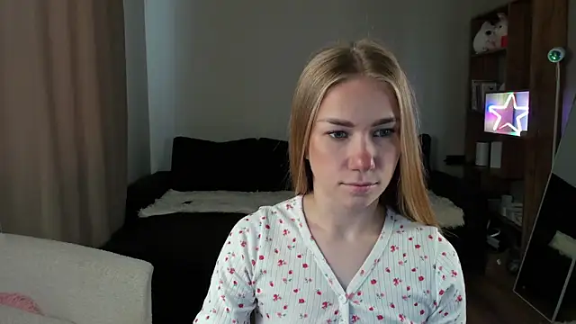 Snapshot of AnnaAlexArti chatting on June 5, 5:36 am AnnaAlexArti online show from June 5, 5:36 am
