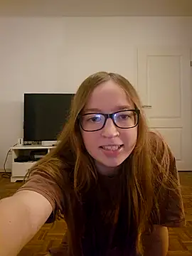 Snapshot of Freaky-Doll chatting on August 5, 8:55 pm Freaky-Doll online show from August 5, 8:55 pm