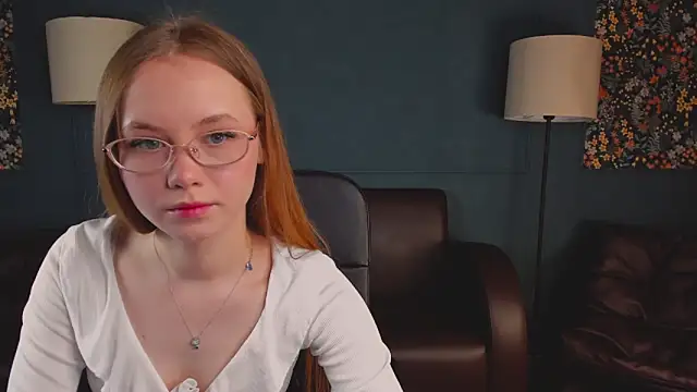Snapshot of FloraLarsson chatting on May 2, 3:44 am FloraLarsson online show from May 2, 3:44 am