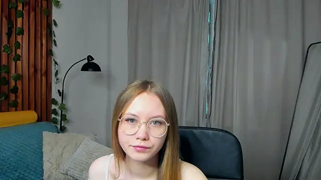 Snapshot of FloraLarsson chatting on May 14, 3:35 am FloraLarsson online show from May 14, 3:35 am