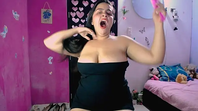 Snapshot of Kiara_tits chatting on June 4, 11:22 pm Kiara tits online show from June 4, 11:22 pm